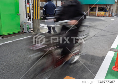 道路交通法改正で話題となっている自転車のマナーの現場を撮影 138577367