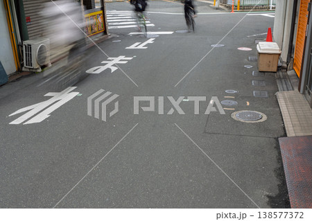 道路交通法改正で話題となっている自転車のマナーの現場を撮影 138577372