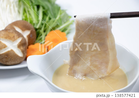 しゃぶしゃぶ 胡麻だれ 豚肉 しゃぶしゃぶ 胡麻だれ 豚肉 138577421