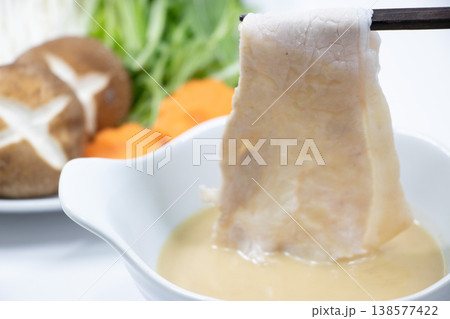 しゃぶしゃぶ 胡麻だれ 豚肉 138577422