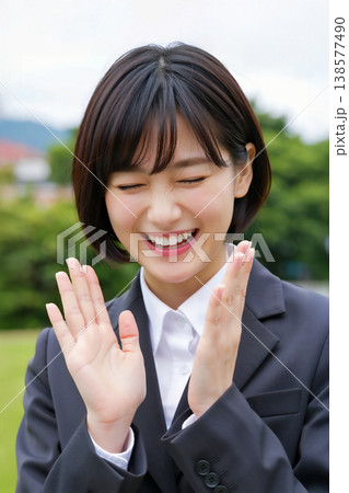 照れるビジネスウーマン 138577490