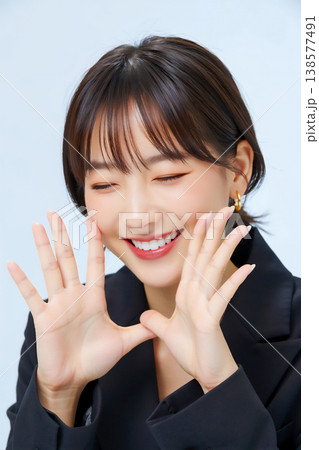 照れるビジネスウーマン 照れるビジネスウーマン 138577491