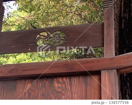 門真神社　切り抜き加工された木板 138577556