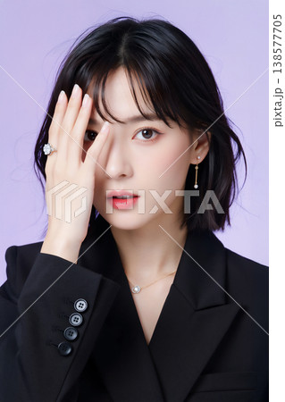 無表情で顔を隠すビジネスウーマン 138577705