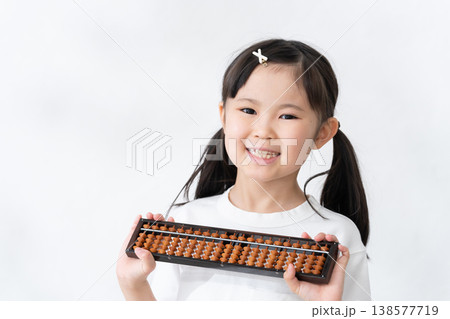 そろばんを持つ子供 そろばんを持つ子供 138577719