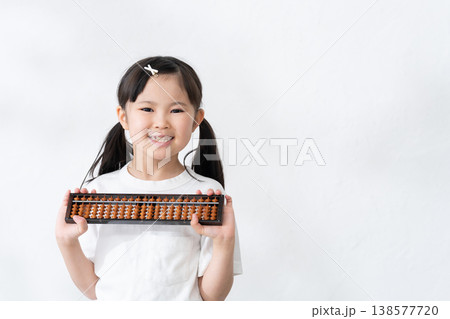 そろばんを持つ子供 138577720