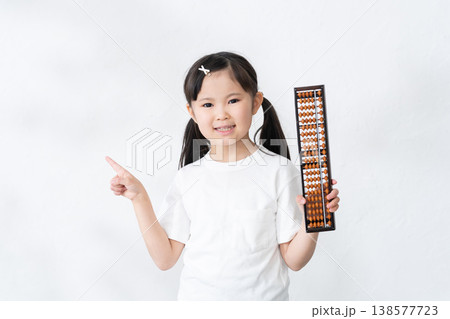 そろばんを持つ子供 そろばんを持つ子供 138577723