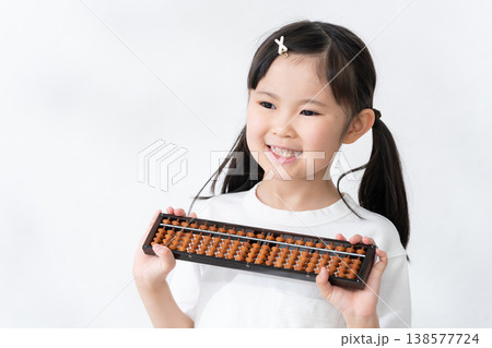 そろばんを持つ子供 そろばんを持つ子供 138577724