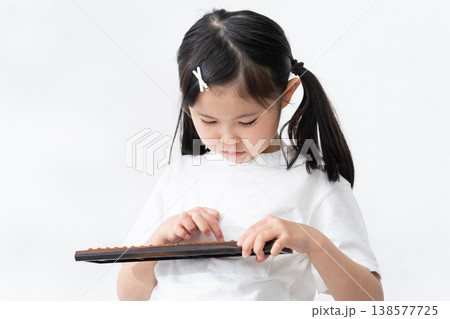 そろばんを持つ子供 138577725