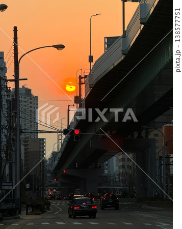 夕暮れの空と交差する道路 夕暮れの空と交差する道路 138577751
