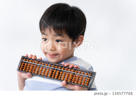 そろばんを持つ子供 そろばんを持つ子供 138577788