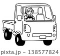 軽トラックを運転する高齢女性のイラスト 138577824