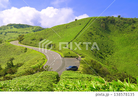 伊豆半島 夏の伊豆山稜線歩道 達磨山より望む草原の縦走路と古稀山と西伊豆スカイライン 伊豆半島 夏の伊豆山稜線歩道 達磨山より望む草原の縦走路と古稀山と西伊豆スカイライン 138578135