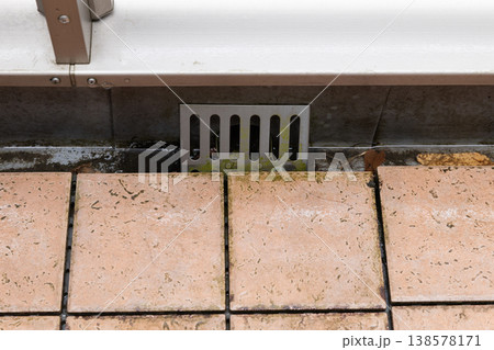 雨上がりのベランダの床 138578171