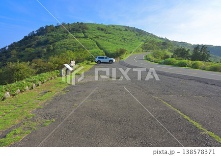伊豆半島の伊豆山稜線歩道 戸田駐車場より望む夏の達磨山 伊豆半島の伊豆山稜線歩道 戸田駐車場より望む夏の達磨山 138578371
