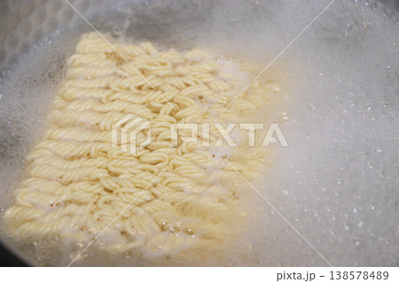 インスタントラーメン 調理 138578489