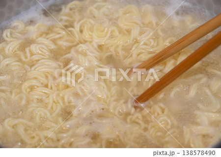 インスタントラーメン 調理 138578490