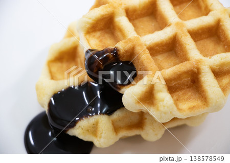 ワッフル チョコレートソース 138578549