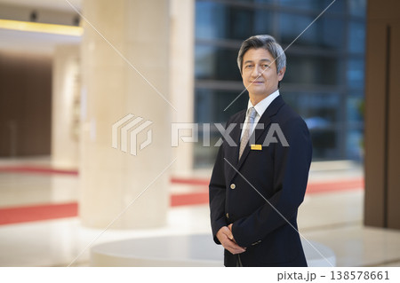 カメラ目線で微笑む60代のビジネスマン ポートレート カメラ目線で微笑む60代のビジネスマン ポートレート 138578661