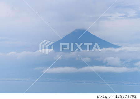 静岡県伊豆市 だるま山高原レストハウスより 雲の上に聳える富士山 静岡県伊豆市 だるま山高原レストハウスより 雲の上に聳える富士山 138578702