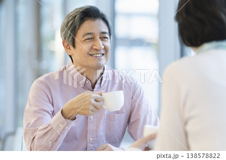 カフェでくつろぐ60代の夫婦 イメージ カフェでくつろぐ60代の夫婦 イメージ 138578822