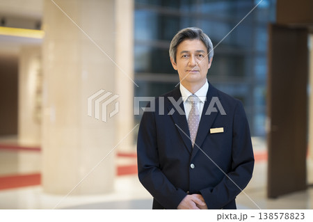 カメラ目線で微笑む60代のビジネスマン ポートレート カメラ目線で微笑む60代のビジネスマン ポートレート 138578823