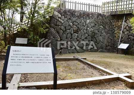 三重県 亀山城跡の与助井戸と多聞櫓石垣 三重県 亀山城跡の与助井戸と多聞櫓石垣 138579009