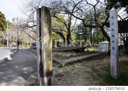 三重県　亀山城楠門跡石柱と亀山公園 138579010