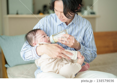 赤ちゃんにミルクを与えるお父さん 138579036