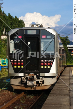 ゲリラ豪雨による対向列車遅延で運転見合わせ中の磐越西線（津川駅） 138579144