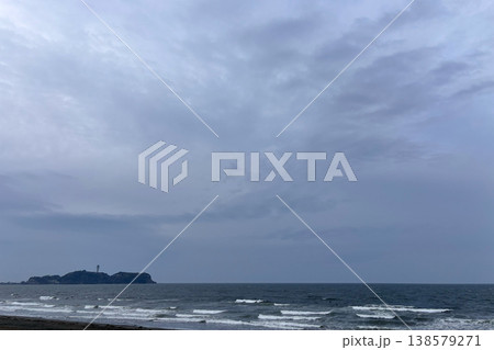 曇り空と白波が打ち寄せる海に浮かぶ灯台のある島 曇り空と白波が打ち寄せる海に浮かぶ灯台のある島 138579271
