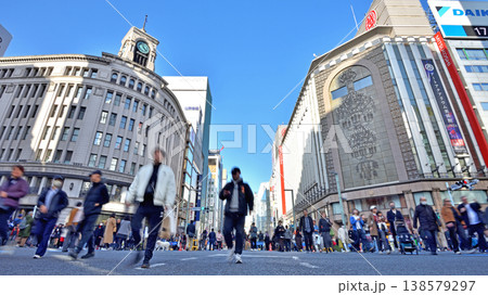 歩行者天国の日に賑わう銀座四丁目交差点 138579297