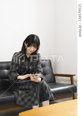 携帯電話を使う女性 携帯電話を使う女性 138579515