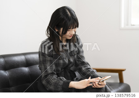 携帯電話を使う女性 138579516