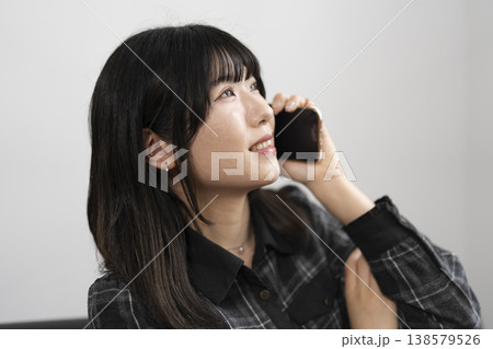 携帯電話を使う女性 携帯電話を使う女性 138579526