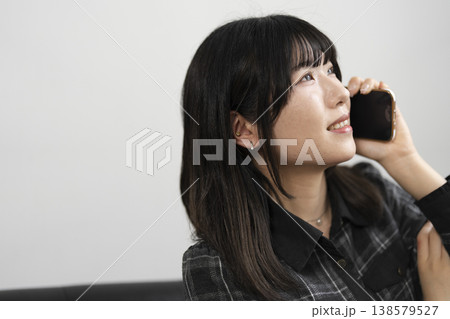 携帯電話を使う女性 携帯電話を使う女性 138579527