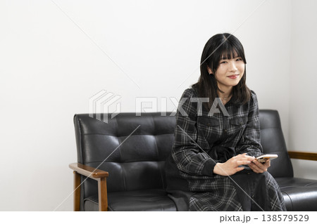 携帯電話を使う女性 携帯電話を使う女性 138579529