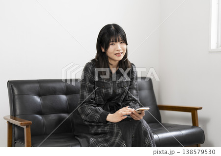 携帯電話を使う女性 携帯電話を使う女性 138579530