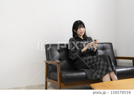 携帯電話を使う女性 携帯電話を使う女性 138579539