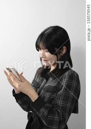 携帯電話を使う女性 138579545