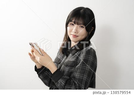 携帯電話を使う女性 携帯電話を使う女性 138579554