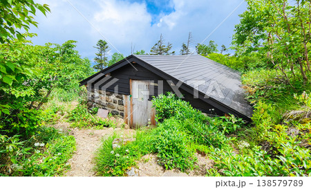 夏の岩菅山登山（岩菅山頂避難小屋） 138579789