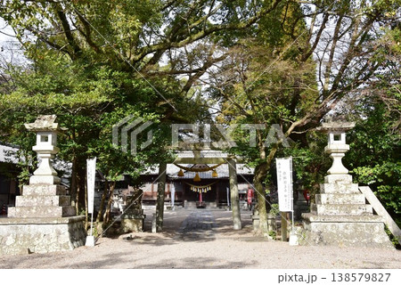 三重県亀山市 亀山神社の鳥居と拝殿 三重県亀山市 亀山神社の鳥居と拝殿 138579827