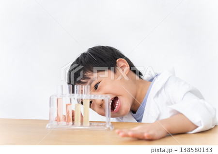 試験管を使って科学実験する子供 試験管を使って科学実験する子供 138580133