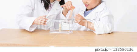 試験管を使って科学実験する子供 138580136