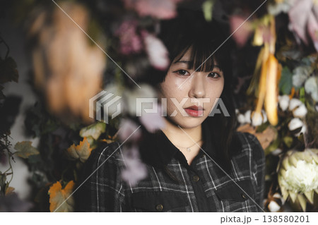 花の中にいる女性 花の中にいる女性 138580201