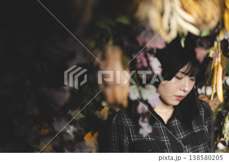 花の中にいる女性 花の中にいる女性 138580205