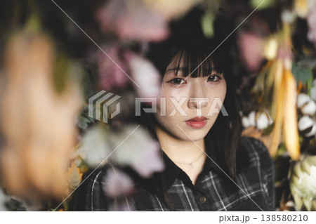 花の中にいる女性 花の中にいる女性 138580210
