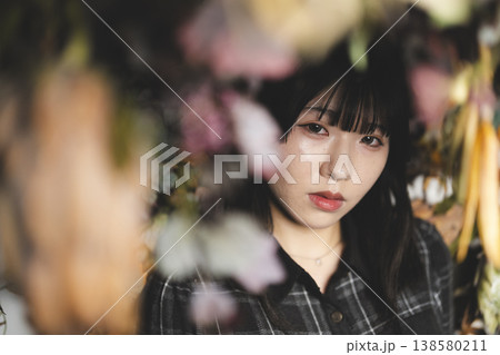 花の中にいる女性 138580211