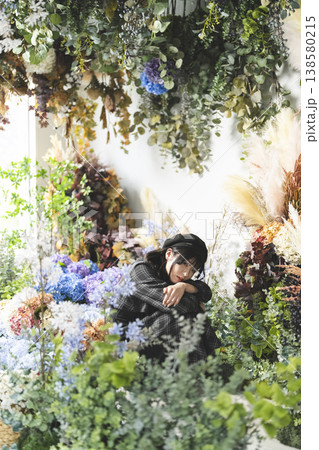 花の中にいる女性 花の中にいる女性 138580215